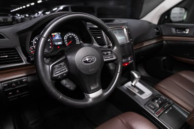 Novosibirsk / Rusya 23 Şubat 2020: Subaru Outback, lüks otomobil İçişleri - direksiyon, vites kolu, multimedya sistemi, sürücü koltukları ve gösterge paneli