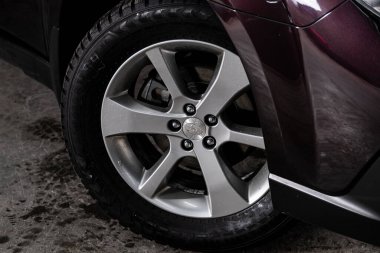 Novosibirsk / Rusya 23 Şubat 2020: Subaru Outback, kahverengi arabanın tekerleği - yakın çekim