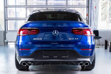 Novosibirsk / Rusya Nisan 06, 2020: Mavi Mercedes-Benz GLC sınıfı, orta sınıf lüks SUV, arka görüş. Beyaz arka planda yeni pahalı modern kesişme noktası 