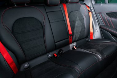 Novosibirsk / Rusya Nisan 06, 2020: Mercedes-Benz GLC-sınıfı, Comfort arabası içeride. Arabanın içi temiz: siyah arka koltuklar, başlıklar ve kemer. 