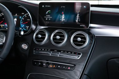Novosibirsk / Rusya Nisan 06, 2020: Mercedes-Benz GLC-sınıfı, merkezi kontrol paneline yakın çekim, müzik ve radyo, havalandırma ayarları, klima, oyuncu. modern araba  