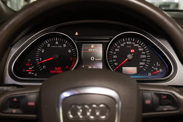 Novosibirsk Ryssland April 2020 Audi Rund Hastighetsmätare Vägmätare Med Räckvidd — Stockfoto