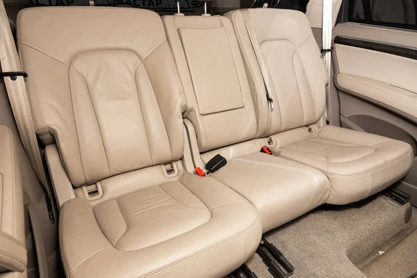 Novosibirsk Russia April 2020 Oudi Comfort Car 清洁汽车内部 米色后座 头枕和安全带 — 图库照片