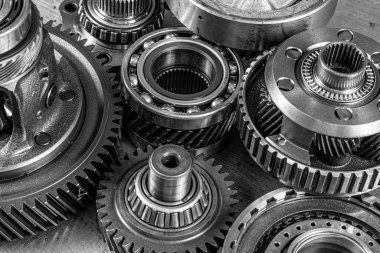 Bir araba vites kutusuna yakın çekim. Gezegenin vites değiştirmek için metalik parlak dişliler. Arkaplan için endüstriyel metal dişliler