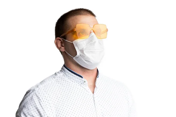 Retrato Homem Uma Máscara Médica Para Cirurgiões Óculos Amarelos Brilhantes — Fotografia de Stock