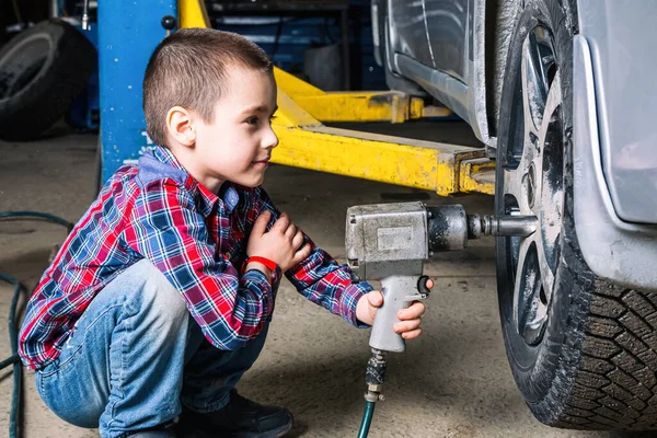 Boy Dreams Becoming Adult Repairing Cars Young Boy Young Auto — Stock Photo, Image