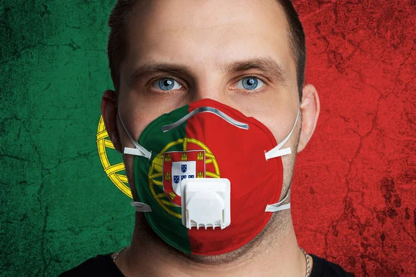 Mladý Muž Bolavýma Očima Lékařské Masce Namalované Barvách Portugalské Národní — Stock fotografie