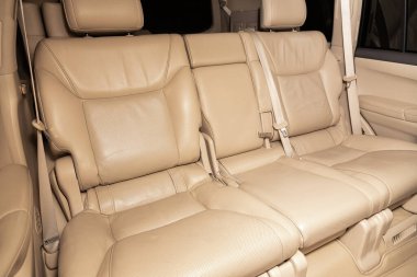 Novosibirsk / Rusya 2 Nisan 2020: Lexus LX570, konfor arabası içeride. Arabanın içi temiz: bej arka koltuklar, başlıklar ve kemer. 