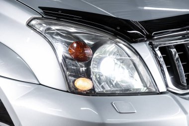 Novosibirsk / Rusya 23 Şubat 2020: Toyota Land Cruiser Prado, Gri jeep 'in güzel farları. 