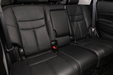 Novosibirsk / Rusya 11 Nisan 2020: Nissan Murano, rahat araba içeride. Arabanın içi temiz: siyah arka koltuklar, başlıklar ve kemer. 