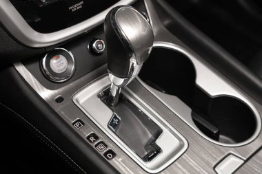 Novosibirsk / Rusya 11 Nisan 2020: Nissan Murano, vites kolu. Arabanın otomatik vites kutusu, arabanın içi.