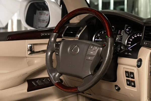 2020年4月2日 Lexus Lx570 Auto Interior Steering Wheel Logo Buttons Speed — 图库照片