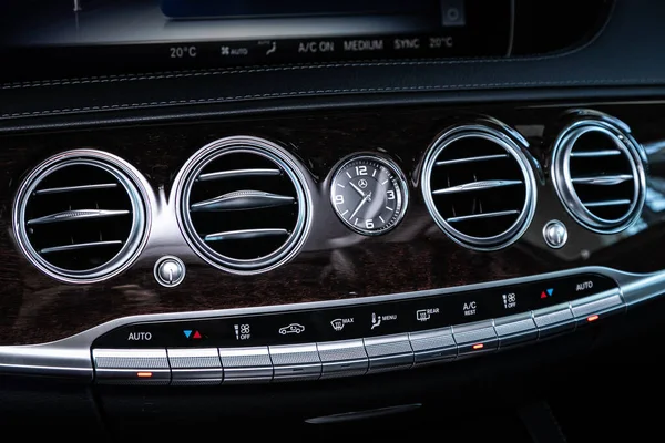 Een Close Een Beige Paneel Met Ventilatiesysteem Airconditioningsknoppen Klassieke Mercedes — Stockfoto