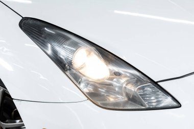 Novosibirsk / Rusya 11 Nisan 2020: Toyota Celica, araba detaylarını kapat: beyaz sedan 'ın güzel, temiz farları