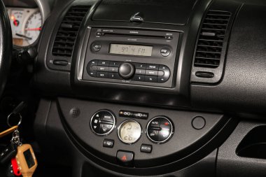 Novosibirsk / Rusya 07 Mart 2020: Nissan Note, merkezi kontrol paneline yakın çekim, müzik ve radyo ile izleme, havalandırma, klima, oyuncu.  