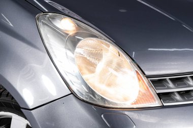 Novosibirsk / Rusya 07 Mart 2020: Nissan Note, Gri hatchback 'in güzel farları