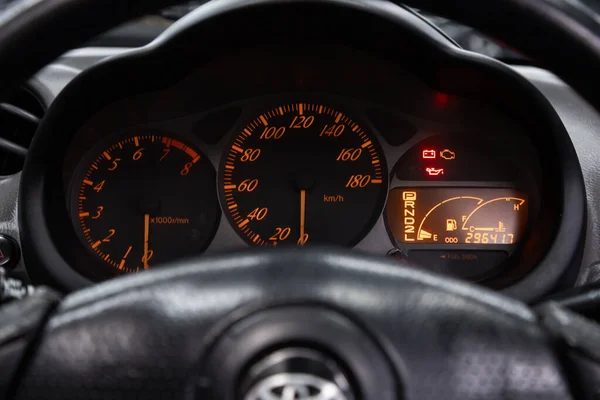 2020年4月11日 丰田凯莉卡 汽车面板 数字明亮红色速度计 里程表等工具 — 图库照片