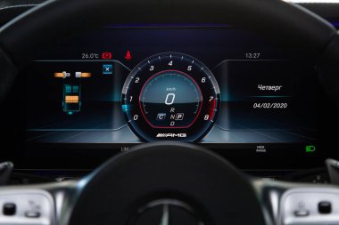 Novosibirsk / Rusya Nisan 02 2020: Mercedes-AMG G 63, Araç paneli, dijital parlak hız göstergesi, kilometre sayacı ve diğer araçlar 