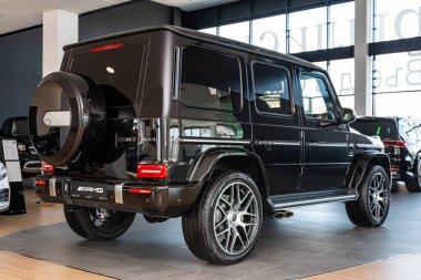 Novosibirsk / Rusya Nisan 02 2020: Mercedes-AMG G 63, off-road car, back view. Aydınlık arka planda yeni siyah modern bir jip 