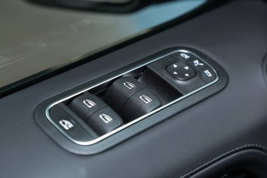 Novosibirsk / Rusya Nisan 02 2020: Mercedes-AMG G 63, yeni bir arabanın kapı kontrol paneline yakın çekim. Pencere kontrol paneli, kapı kilidi düğmesi ve ayna kontrollü kol dinlenmesi. 