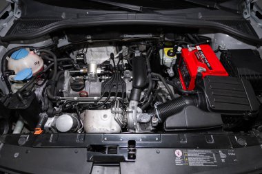 Novosibirsk / Rusya 07 Mart 2020: Skoda Yeti, araba motorunun detaylarını kapat, ön görüş. İçten yanmalı motor, araba parçaları, ayrıştırma