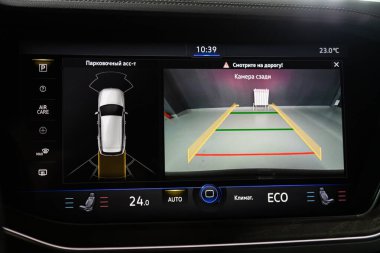 Novosibirsk / Rusya 09 Mart 2020: Volkswagen Touareg, Monitörlü ters kamera, düğmeler - modern arabanın detayları ve kontrolleri 