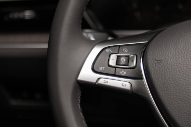 Novosibirsk / Rusya 09 Mart 2020: Volkswagen Touareg, hızlı kontrol telefonu, müzik ve diğer işlevler için çok fonksiyonlu yeni siyah direksiyon simidi