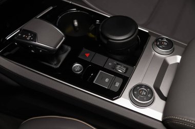 Novosibirsk / Rusya 09 Mart 2020: Volkswagen Touareg, hızlandırıcı kol ve düğmelere yakın çekim. Arabanın otomatik vites kutusu, arabanın içi. 
