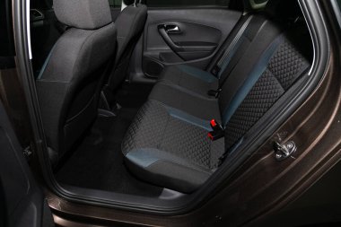 Novosibirsk / Rusya 15 Mart 2020: Volkswagen Polo, Comfort Car in inside. Arabanın içi temiz: siyah arka koltuklar, başlıklar ve kemer. 