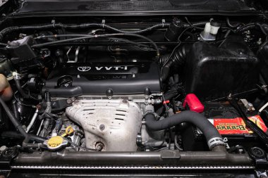 Novosibirsk / Rusya 22 Mart 2020: Toyota Highlander, araba motorunun detaylarını kapat, ön görüş. İçten yanmalı motor, araba parçaları, ayrıştırma