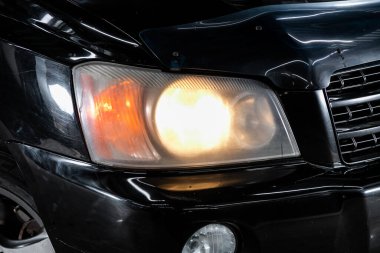 Novosibirsk / Rusya 22 Mart 2020: Toyota Highlander, siyah SUV 'nin güzel, temiz farları