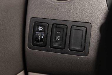 Novosibirsk / Rusya 22 Mart 2020: Suzuki Grand Vitara, araba panelinde siyah far düğmeleri, ticari marka yok 