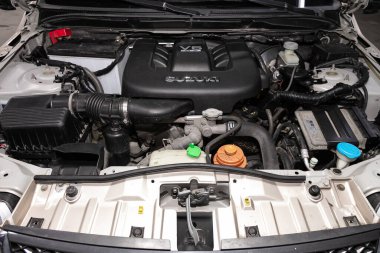 Novosibirsk / Rusya 22 Mart 2020: Suzuki Grand Vitara, araba motorunun ön görüntüsünü kapatın. İçten yanmalı motor, araba parçaları, ayrıştırma