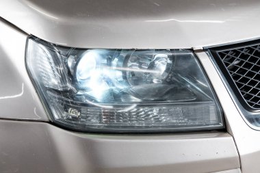 Novosibirsk / Rusya 22 Mart 2020: Suzuki Grand Vitara, Gri SUV 'nin güzel farları