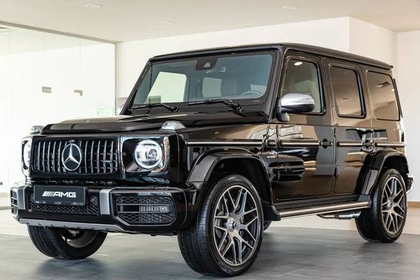 Novosibirsk / Rusya Nisan 02 2020: Mercedes-AMG G 63, off-road car, yan görüş. Aydınlık arka planda yeni siyah modern bir jip 