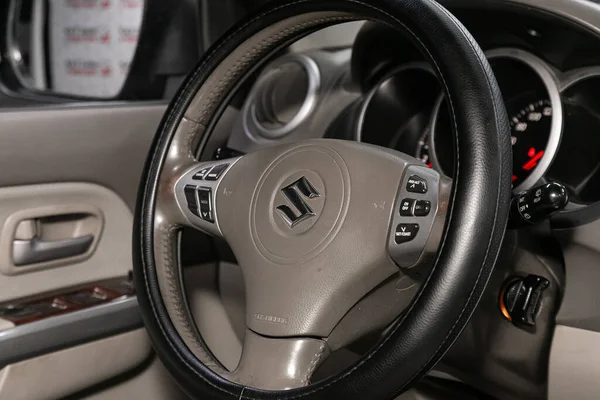 2020年3月22日 Suzuki Grand Vitara Auto Interior Steering Wheel Silver Logo — 图库照片