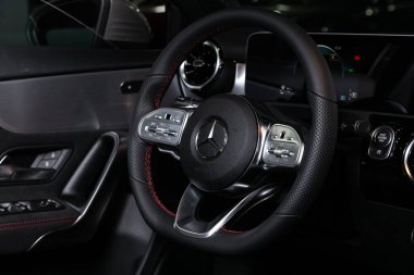 Novosibirsk / Rusya 11 Nisan 2020: Mercedes-Benz A 200, arabanın içini kapatın: Logo ve düğmeli direksiyon, hız göstergesi ve taktik ölçer