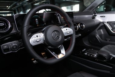 Novosibirsk / Rusya 11 Nisan 2020: Mercedes-Benz A 200, arabanın içini kapatın: Logo ve düğmeli direksiyon, hız göstergesi ve taktik ölçer