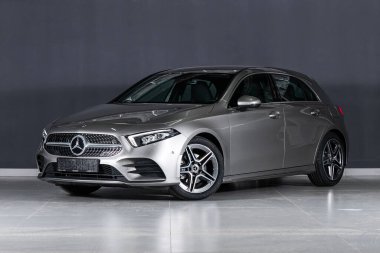 Novosibirsk / Rusya 11 Nisan 2020: Mercedes-Benz A 200, orta menzilli şehir hatchback ön görüntüsü. Koyu arkaplanda yeni gri modern bir araba. 