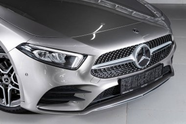 Novosibirsk / Rusya 11 Nisan 2020: Mercedes-Benz A 200, far, tampon, tekerlek, logo radyatör ızgarası, gümüş kaput.  