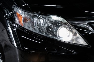 Novosibirsk / Rusya 11 Mart 2020: Lexus RX, dış görev. Modern LED farlardan birinin detaylarını kapat.. 