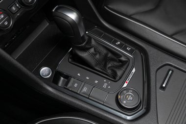Novosibirsk / Rusya 15 Mart 2020: Volkswagen Tiguan, otomatik vites kutusunun yakın görüntüsü. İç araba, otomatik vites kolu.; 