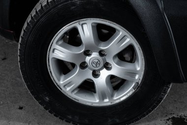 Novosibirsk / Rusya 31 Mart 2020: Toyota RAV-4, kırmızı arabanın tekerleği - kapanıyor