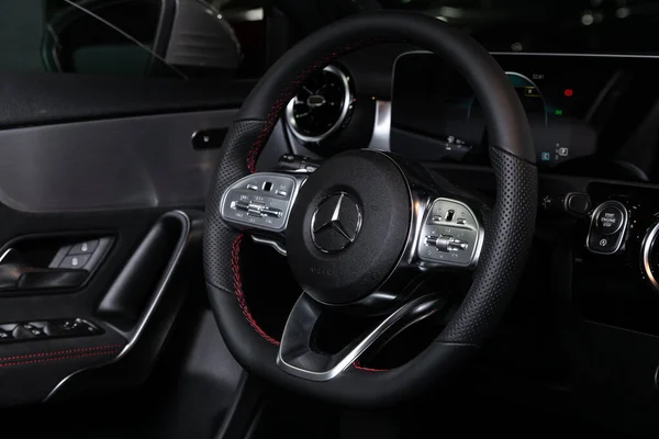 2020年4月11日 梅赛德斯 奔驰A200 关闭汽车内部 带有标志和按钮的方向盘 速度计和速度计 — 图库照片