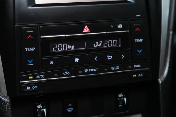 2020年3月4日 丰田汽车公司 Toyota Camry 用汽车通风系统和空调关闭仪表盘 — 图库照片