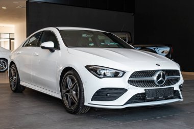 Novosibirsk / Rusya Nisan 02 2020: beyaz Mercedes-Benz CLA sınıfı, orta sınıf şehir sedanı, yan görüş. Otomatik çekimde yeni pahalı araba 
