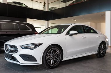 Novosibirsk / Rusya Nisan 02 2020: beyaz Mercedes-Benz CLA sınıfı, orta sınıf şehir sedanı, yan görüş. Otomatik çekimde yeni pahalı araba 