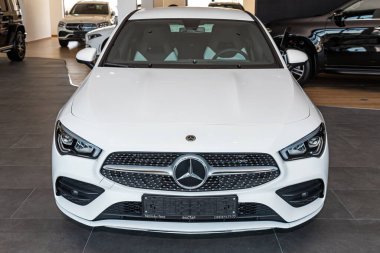 Novosibirsk / Rusya Nisan 02 2020: beyaz Mercedes-Benz CLA sınıfı, orta sınıf şehir sedanı, ön görüş. Otomatik çekimde yeni pahalı araba 