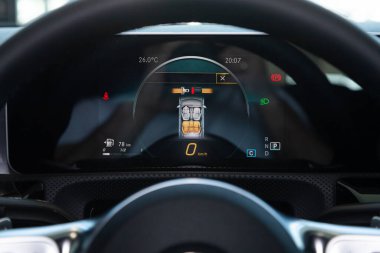 Novosibirsk / Rusya Nisan 02 2020: Mercedes-Benz CLA sınıfı, beyaz arka fonda gösterge paneli: Kilometre, hız göstergesi, takometre, yakıt seviyesi, su sıcaklığı ve daha fazlası