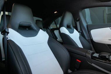 Novosibirsk / Rusya Nisan 02 2020: Mercedes-Benz CLA sınıfı, yakın plan siyah-beyaz sürücü koltuğu logolu hakiki deriden  